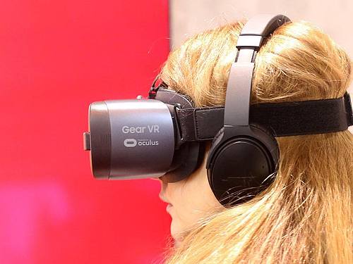 Virtual Reality Brille. Foto: Roland Weihrauch/dpa
