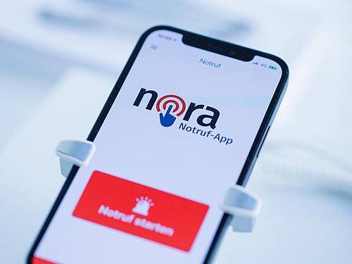 Die App Nora ist eine Ergänzung zu den Notrufnummern 110 und 112 und richtet sich vor allem an Menschen mit einer Hör- und Sprachbehinderung. Foto: Rolf Vennenbernd/dpa
