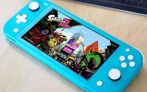 Frontansicht der Nintendo Switch Lite in blauer Ausführung.
