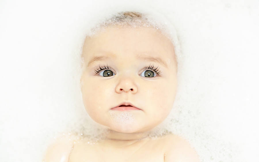 Baby in Badewanne