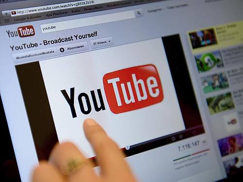 Das Youtube-Logo auf einem Display