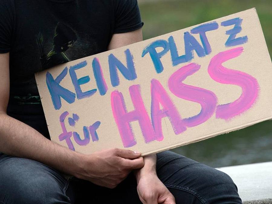 Mehr als drei Viertel der Bevölkerung gibt an, dass Hasskommentare sie wütend machen - Tendenz steigend. Foto: Paul Zinken/dpa