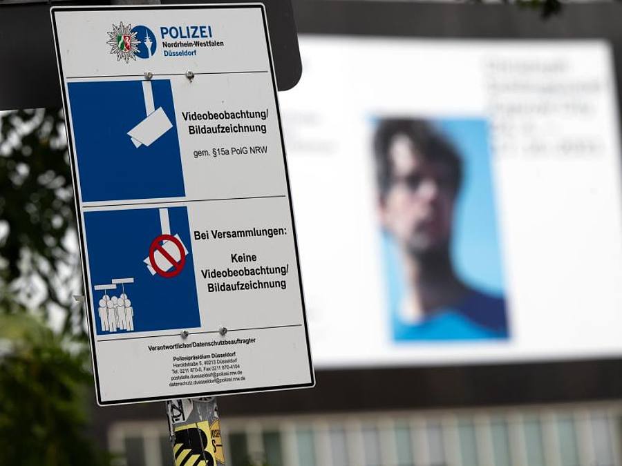 Ein Schild weist auf die Video-Überwachung in der Altstadt von Düsseldorf hin. Foto: Federico Gambarini/dpa
