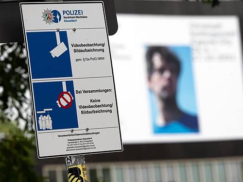 Ein Schild weist auf die Video-Überwachung in der Altstadt von Düsseldorf hin. Foto: Federico Gambarini/dpa
