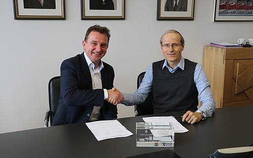 Carl Elsener, CEO und Verwaltungsratspräsident der Victorinox AG (re.), und Heimo Robosch, Executive Vice President der Knapp AG, unterzeichneten den Vertrag.