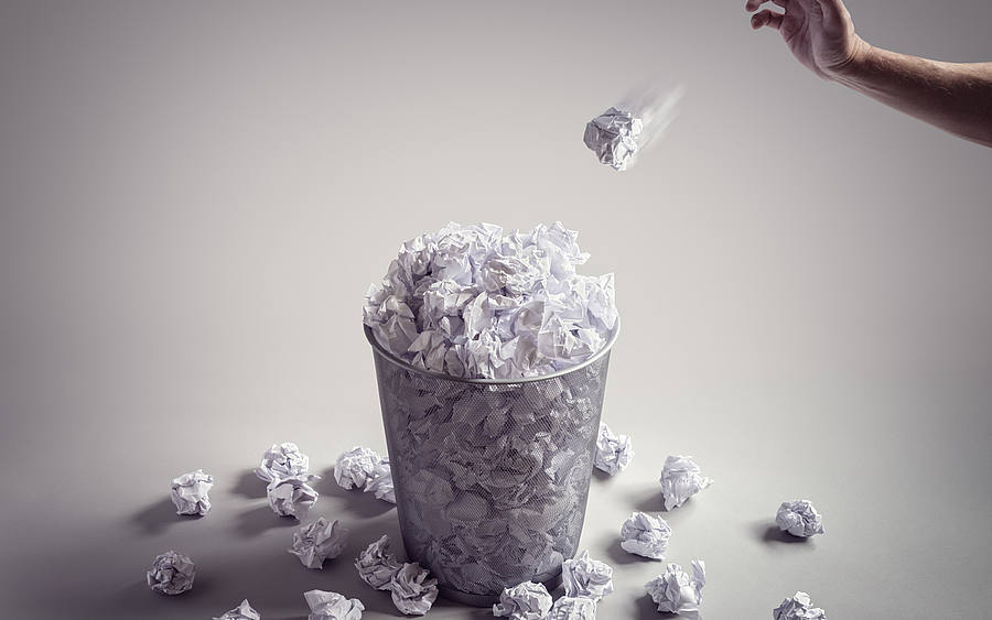 Papierkorb mit zerknülltem Papier