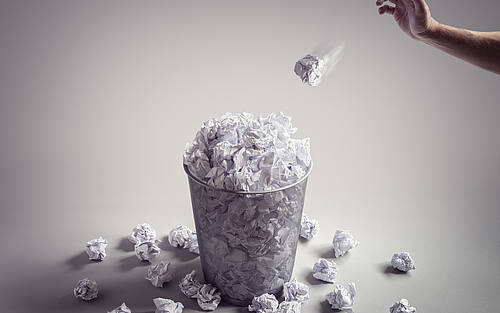 Papierkorb mit zerknülltem Papier