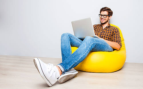 Junger Angesteller mit Notebook