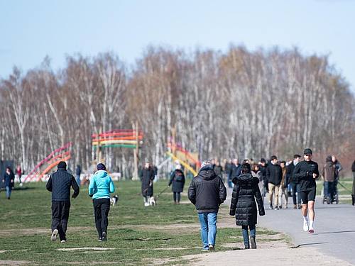 Menschen gehen trotz der Empfehlung des Gesundheitsministeriums zuhause zu bleiben, im Mauerpark in Berlin spazieren. Foto: Christophe Gateau/dpa