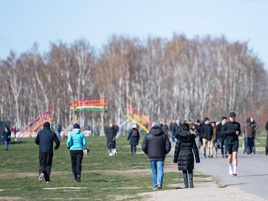 Menschen gehen trotz der Empfehlung des Gesundheitsministeriums zuhause zu bleiben, im Mauerpark in Berlin spazieren. Foto: Christophe Gateau/dpa