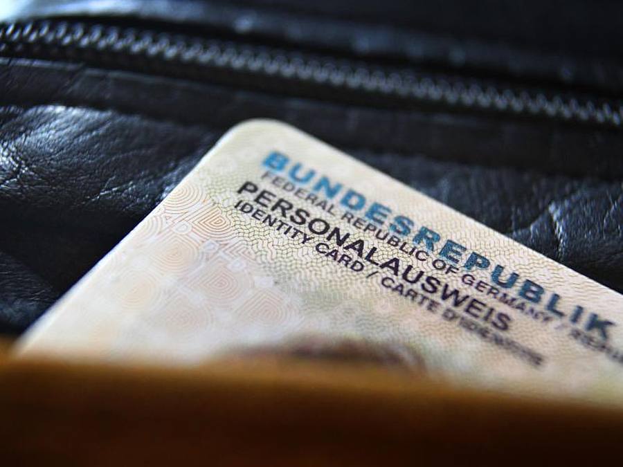 Ein deutscher Personalausweis ragt aus einer Geldbörse. Foto: Karl-Josef Hildenbrand/dpa/Symbolbild