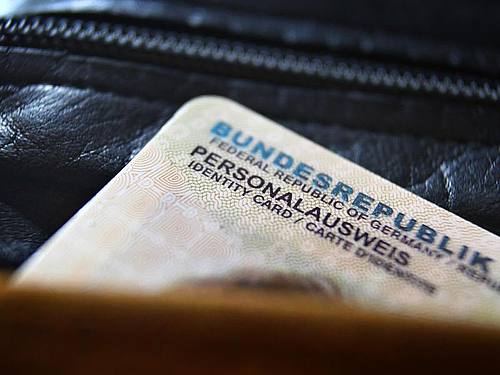 Ein deutscher Personalausweis ragt aus einer Geldbörse. Foto: Karl-Josef Hildenbrand/dpa/Symbolbild