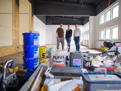 Sebastian Gauck (l-r), Sandra Gauck und Sebastian Herden stehen in der zukünftigen Kreativwerkstatt, die derzeit aufgebaut wird. Foto: Klaus-Dietmar Gabbert/dpa-Zentralbild/dpa