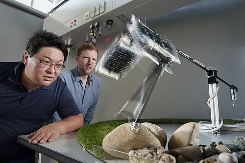 Zwei Personen Roboterbein