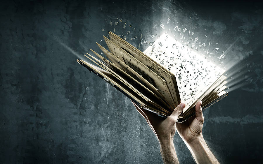 Ein aufgeschlagenes Märchenbuch aus dem die Buchstaben herausfallen.