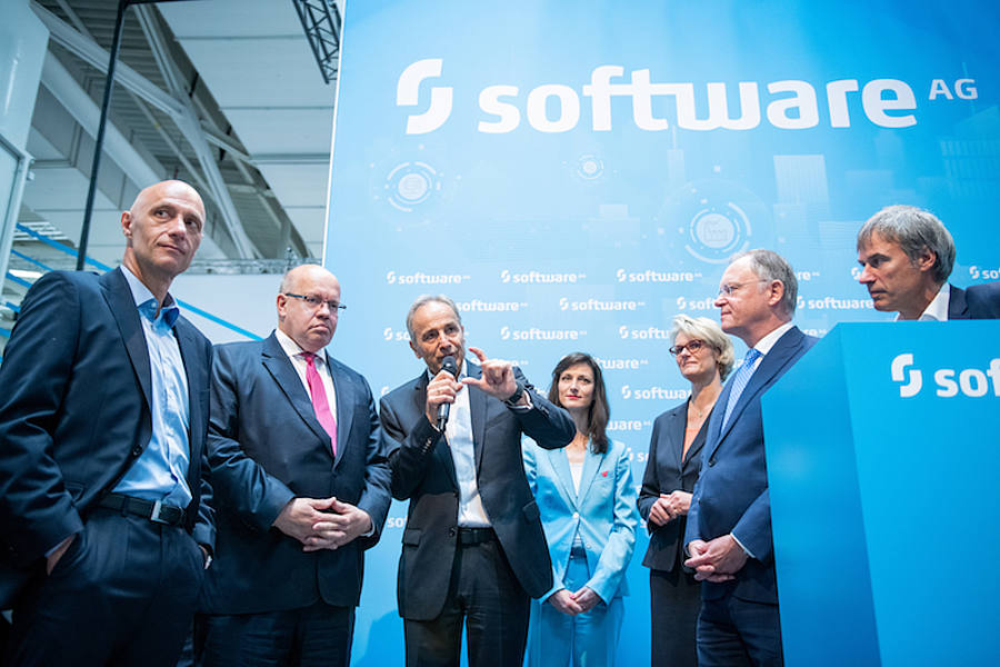 Peter Altmaier bei seinem Cebit-Rundgang am Stand der Software AG..