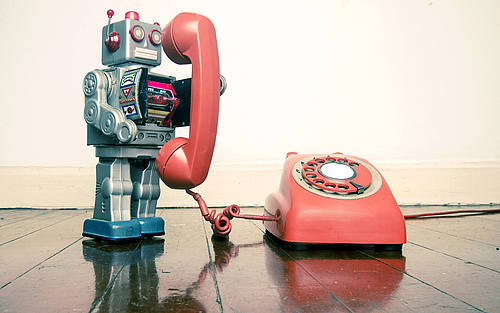 Spielzeigroboter und telefon