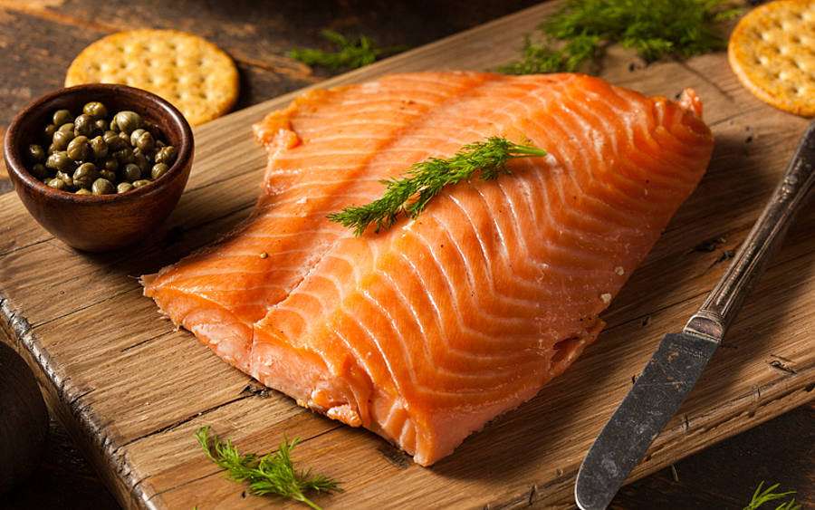 Lachs auf einem Holzbrettchen