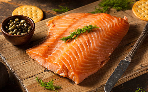 Lachs auf einem Holzbrettchen