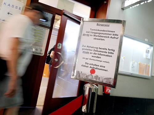 Hinweisschild für die Terminvergabe in einem Bürgeramt in Berlin. Foto: Wolfgang Kumm/dpa