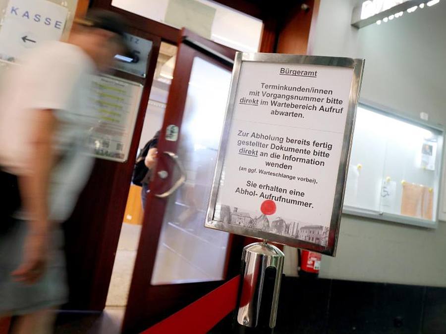 Hinweisschild für die Terminvergabe in einem Bürgeramt in Berlin. Foto: Wolfgang Kumm/dpa