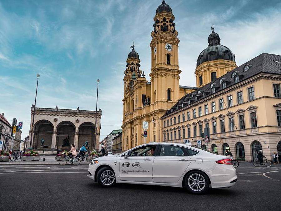 Ein selbstfahrendes Auto des zum Chip-Riesen Intel gehörenden Roboterwagen-Entwicklers Mobileye fährt für einen Test durch München. Foto: Paul Günther/Mobileye/dpa