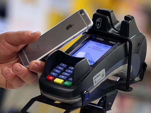 Nur eine Minderheit nutzt das Smartphone zum Bezahlen. Foto: Karl-Josef Hildenbrand/dpa/Illustration
