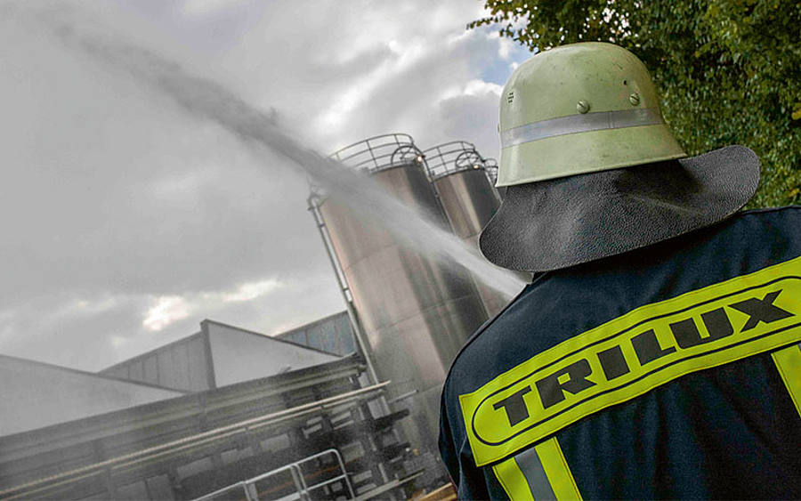 Feuerwehrmann mit Wasserschlauch