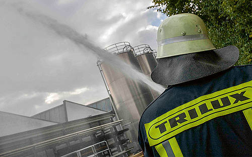 Feuerwehrmann mit Wasserschlauch