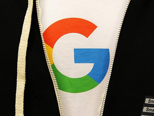 Das Google-Logo auf einem T-Shirt im Souvenirladen des Internet-Konzerns auf dem Google-Campus. Foto: Christoph Dernbach