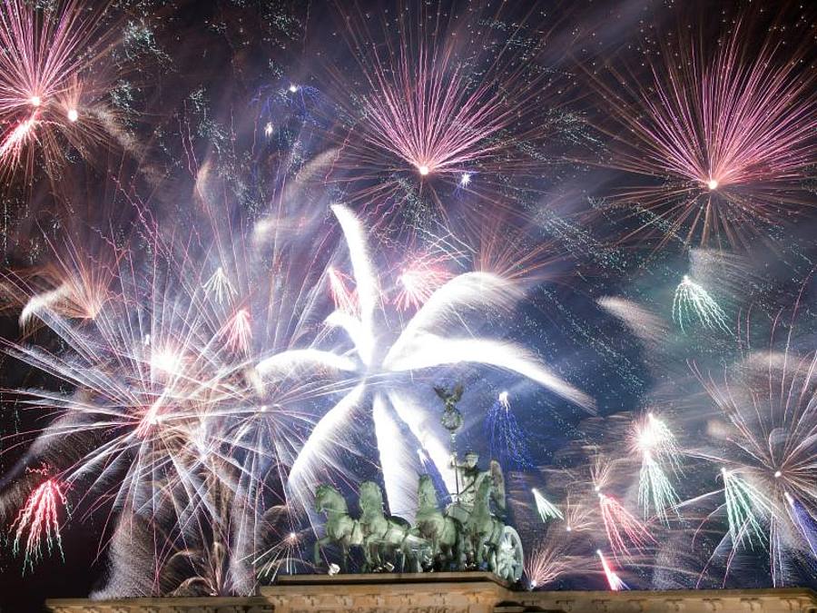 Frohes Neues! So wie das Feuerwerk gehört für viele auch ein Anruf bei Verwandten und Freunden zur Silvester-Feier. Foto: Ralf Hirschberger/zb/dpa