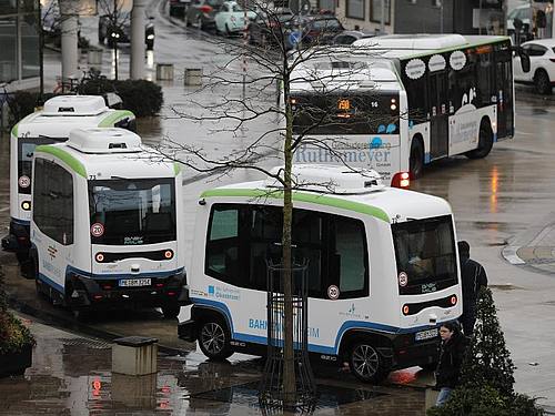 Autonom fahrende, elektrische Busse am Busbahnhof in Monheim. Die Flotte hat mit einem etwas holprigen Start den Linienbetrieb aufgenommen. Foto: Oliver Berg/dpa