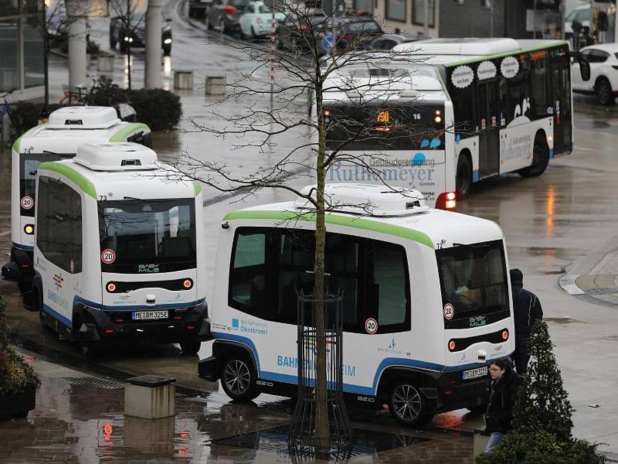 Autonom fahrende, elektrische Busse am Busbahnhof in Monheim. Die Flotte hat mit einem etwas holprigen Start den Linienbetrieb aufgenommen. Foto: Oliver Berg/dpa