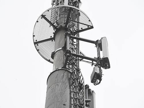 Mobilfunkantennen für den Mobilfunkstandard 5G an einem Mobilfunkmast. Foto: Stefan Sauer/dpa-Zentralbild/dpa