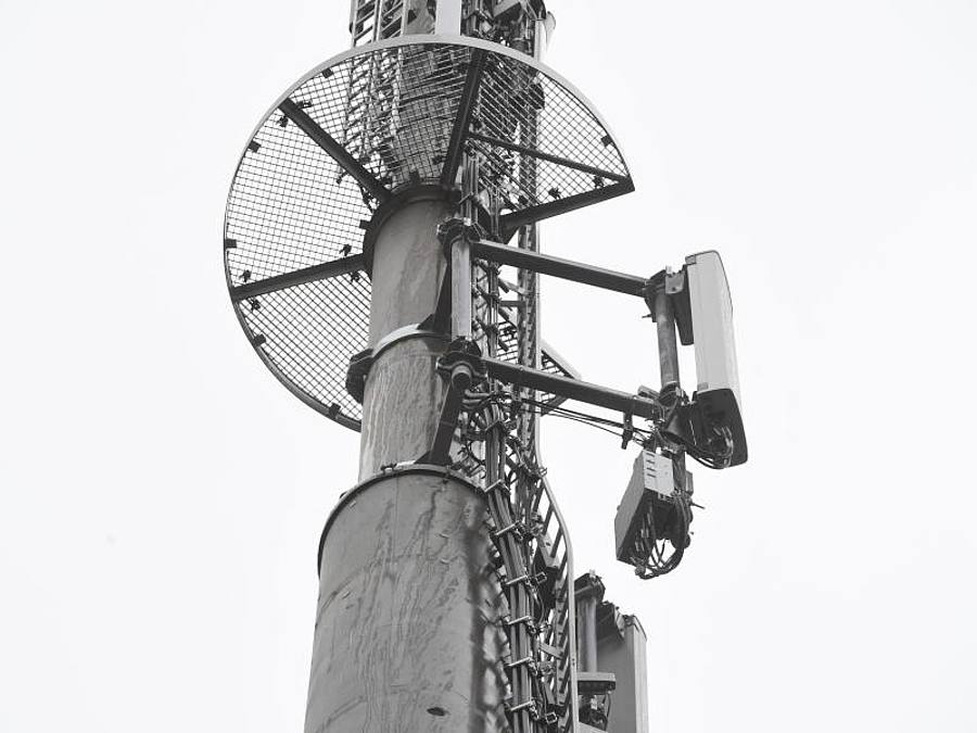 Mobilfunkantennen für den Mobilfunkstandard 5G an einem Mobilfunkmast. Foto: Stefan Sauer/dpa-Zentralbild/dpa