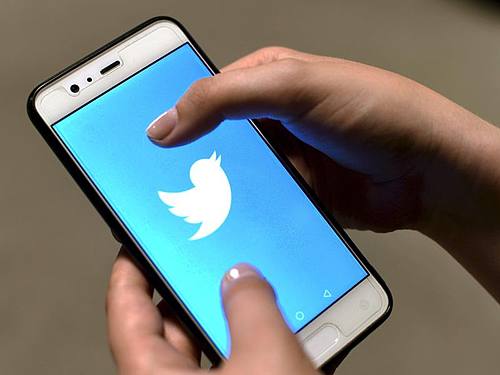 Die Twitter-App auf dem Bildschirm eines Smartphones. Foto: Martti Kainulainen/Lehtikuva/dpa