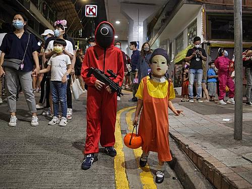 Kinder tragen anlässlich der Halloween-Feierlichkeiten Kostüme, die von der koreanischen Netflix-Originalserie „Squid Game“ inspiriert sind. 