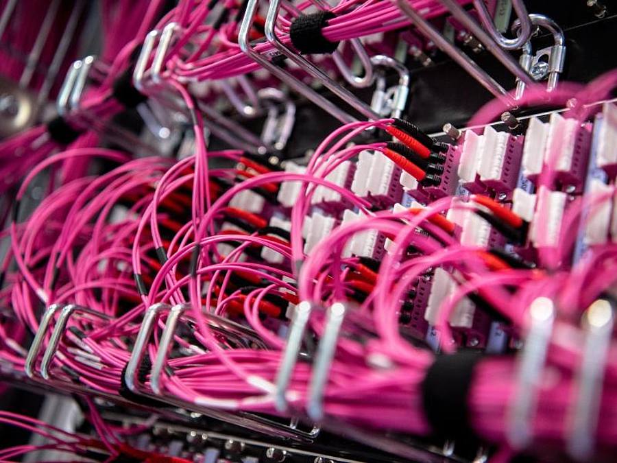 Das Bundesamt für Sicherheit in der Informationstechnik (BSI) schlägt Alarm wegen einer Schwachstelle, die auf breiter Front Server im Netz bedrohen könnte. (Archivbild). Foto: Matthias Balk/dpa