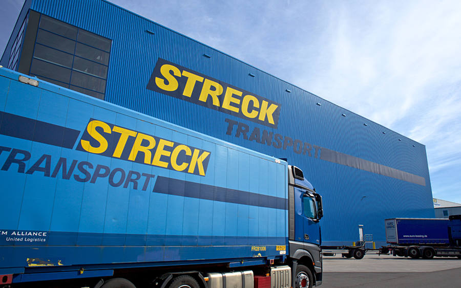 LKW vor Lagerhalle bei der Streck Transportgesellschaft