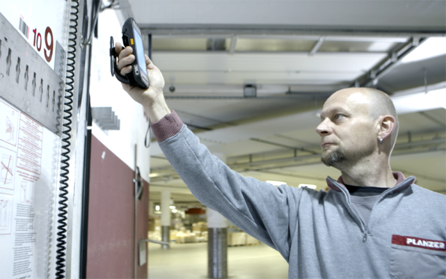 Lagerist mit Toughbook-Handheld