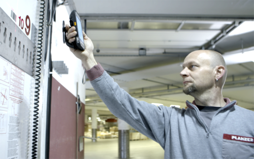 Lagerist mit Toughbook-Handheld