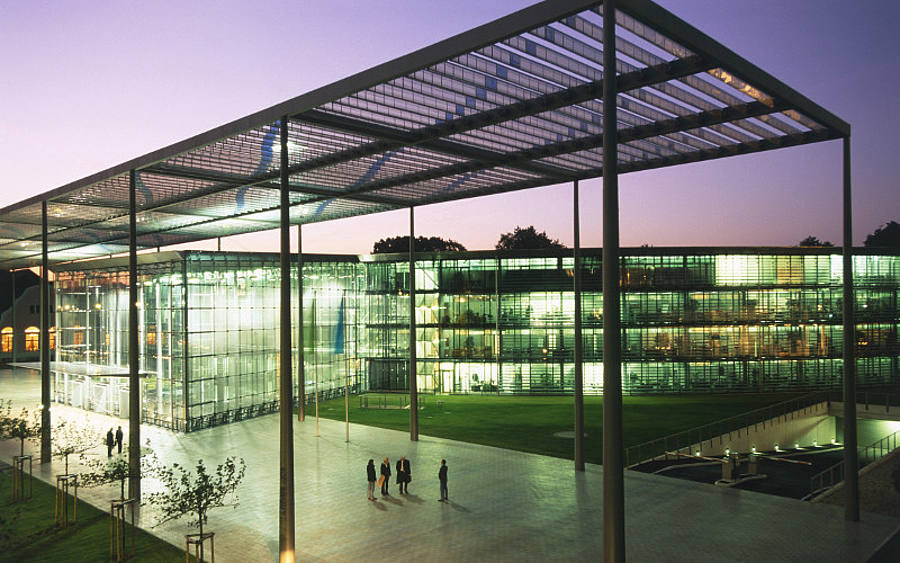 Illuminiertes Firmengebäude der Bayer AG