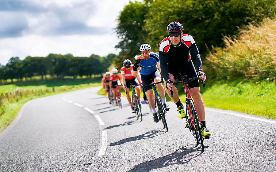 Rennradfahrer auf einer Straße