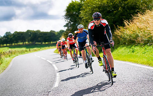 Rennradfahrer auf einer Straße