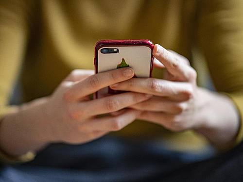 Verbraucher in der EU werden weitere zehn Jahre vom Wegfall der Roaming-Gebühren profitieren. Foto: Fabian Sommer/dpa