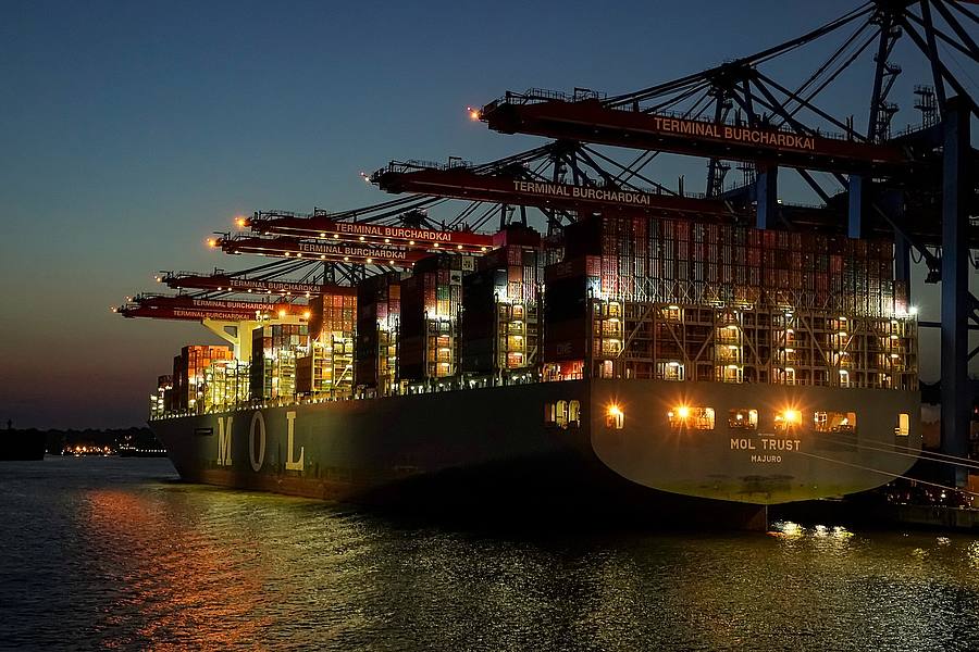 Voll beladenes Containerschiff
