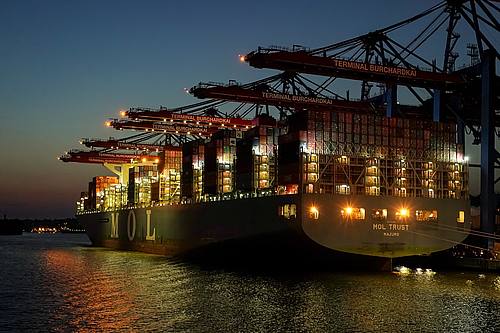 Voll beladenes Containerschiff