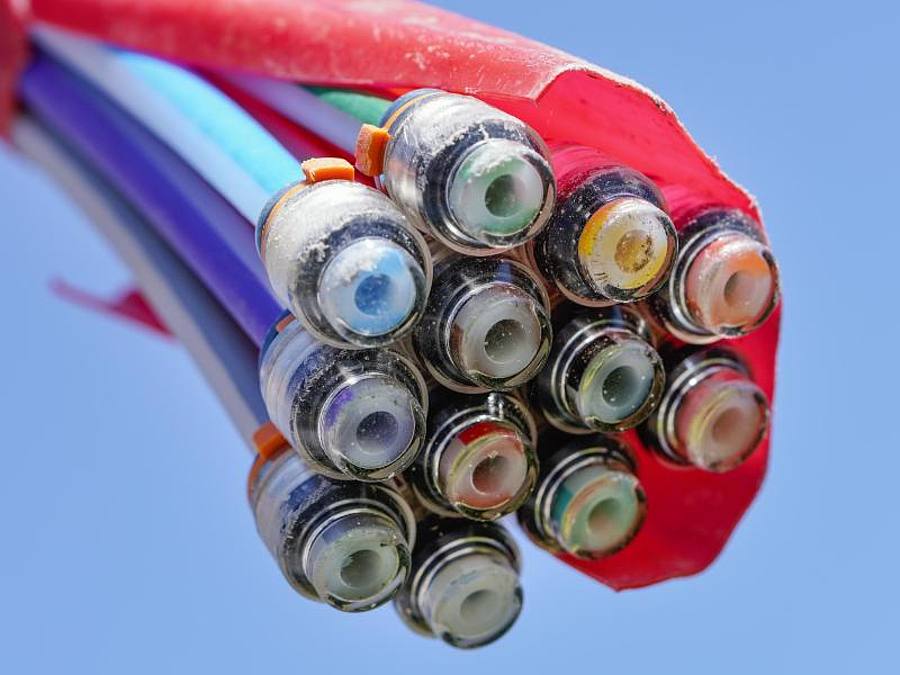 Auf lange Sicht verfolgen die Bonner das Ziel, dass bis 2030 alle Haushalte in Deutschland mit Glasfaser versorgt werden können. Foto: Uwe Anspach/dpa
