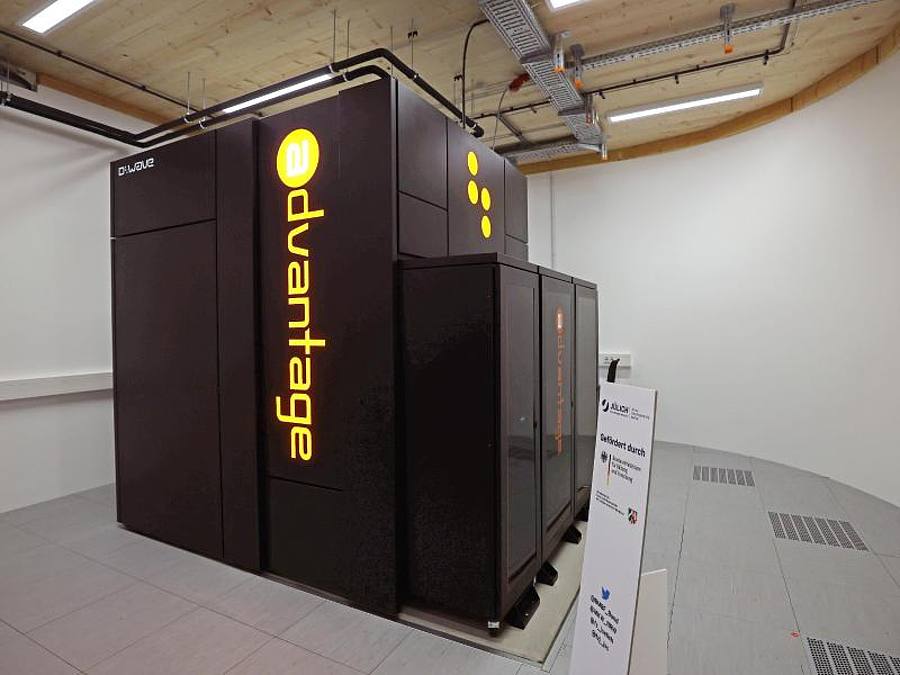 Am Forschungszentrum Jülich geht ein neues Quantencomputer-System für die Forschung an den Start. Das neue System soll in Zukunft mit den Supercomputern in Jülich zusammenarbeiten. Foto: Oliver Berg/dpa