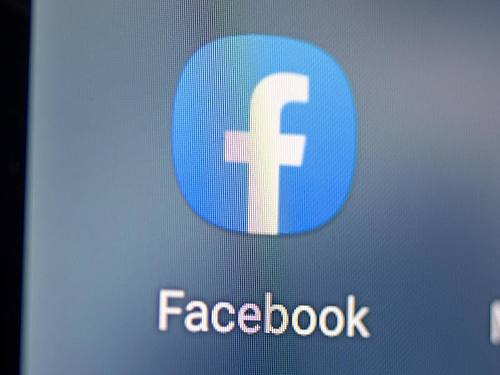 Auf dem Bildschirm eines Smartphones sieht man das Logo der App Facebook. Foto: Fabian Sommer/dpa